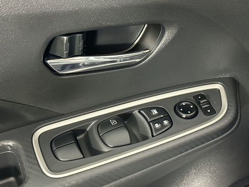 Used 2025 Nissan Versa SR image 17