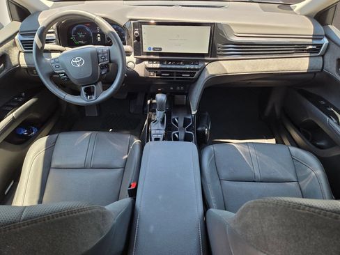 Used 2025 Toyota Camry XLE FWD image 13