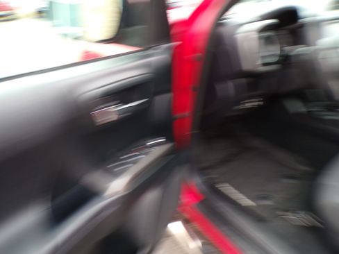 Used 2017 Toyota Tacoma SR image 6