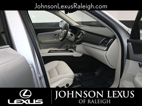 Used 2021 Volvo XC90 T5 Momentum w/ Climate Package image 11
