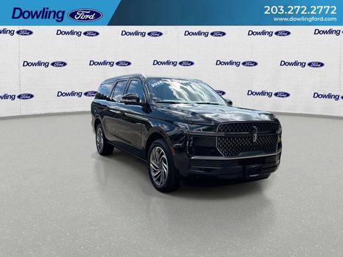 Used 2025 Lincoln Navigator L Reserve AWD/4WD image 2