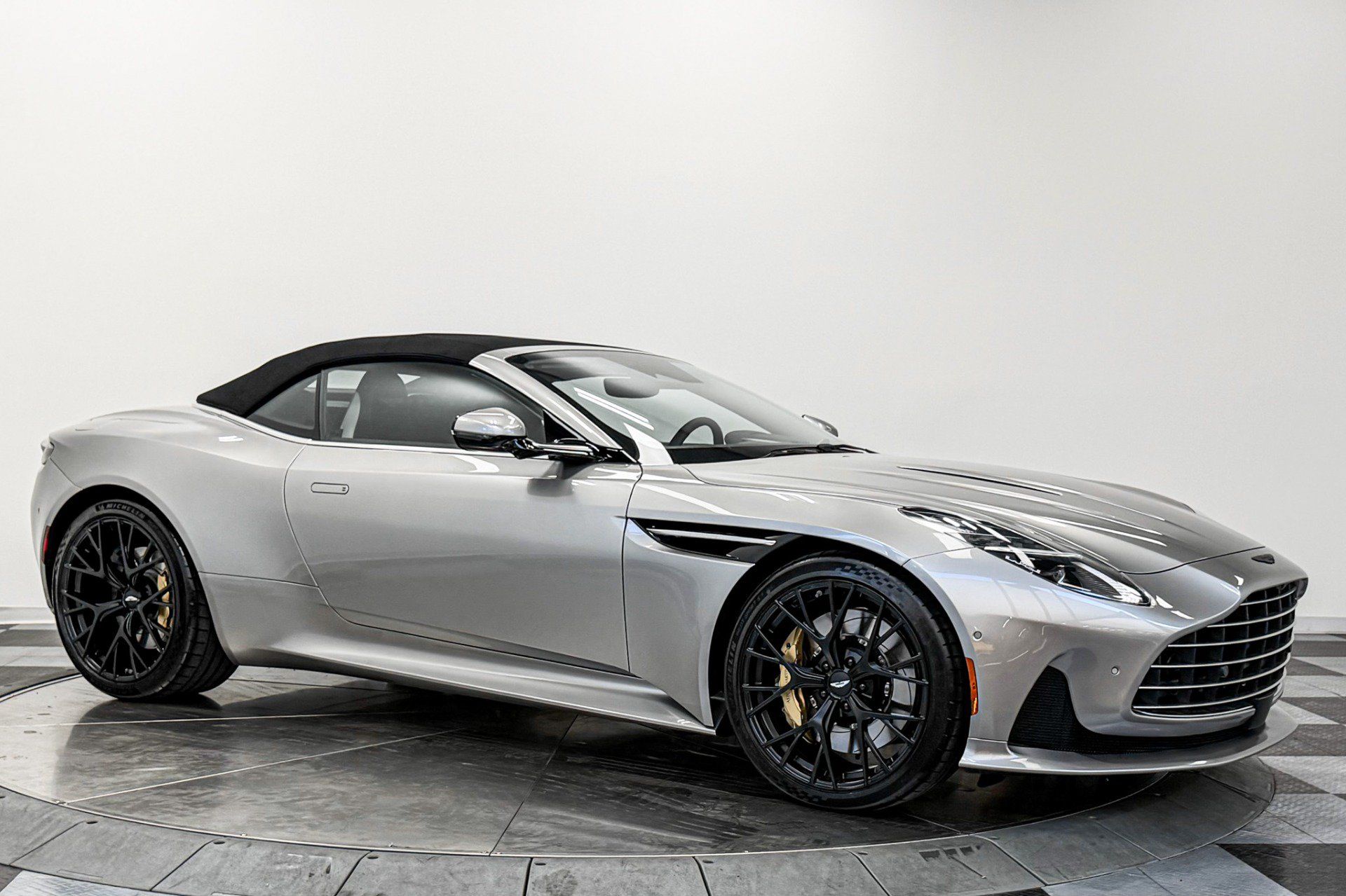 Used 2025 Aston Martin DB12 Convertible RWD image 40