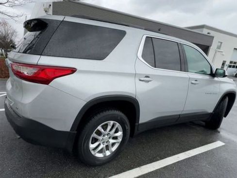 Used 2020 Chevrolet Traverse LT w/ LPO, Black Accent Package image 2