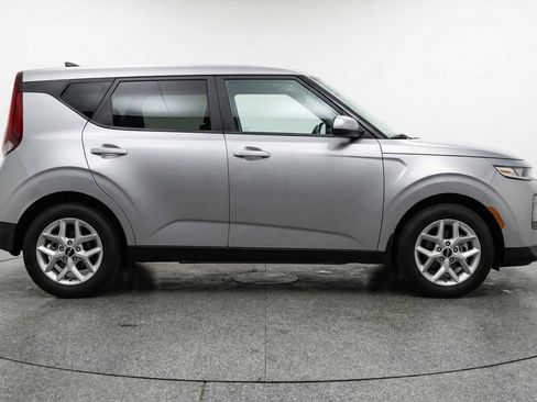 Used 2025 Kia Soul LX w/ LX Technology Package image 11