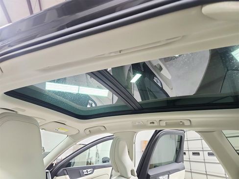 Used 2024 Volvo XC60 B5 Plus w/ Protection Package Premier image 22