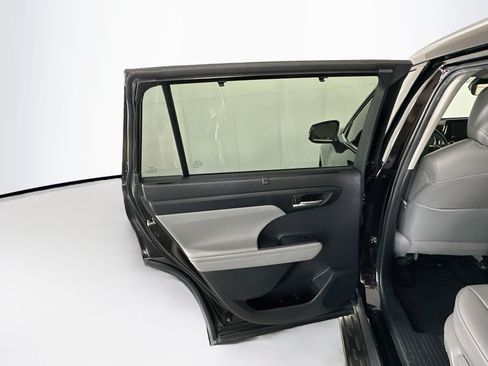 Used 2022 Toyota Highlander XLE FWD image 27