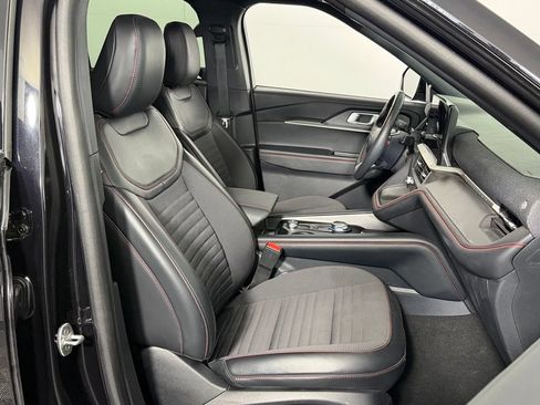 Used 2025 Ford Explorer ST-Line w/ ST-Line Street Pack AWD/4WD image 32