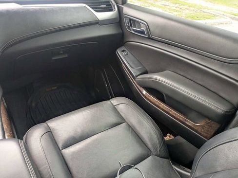 Used 2019 Chevrolet Tahoe LT w/ Luxury Package RWD image 17
