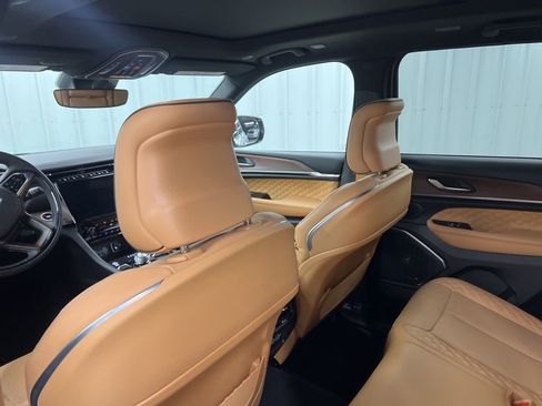 Used 2025 Jeep Grand Cherokee Summit image 11