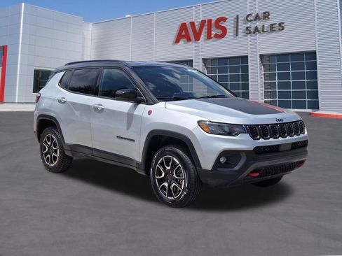 Used 2025 Jeep Compass Trailhawk AWD/4WD image 3