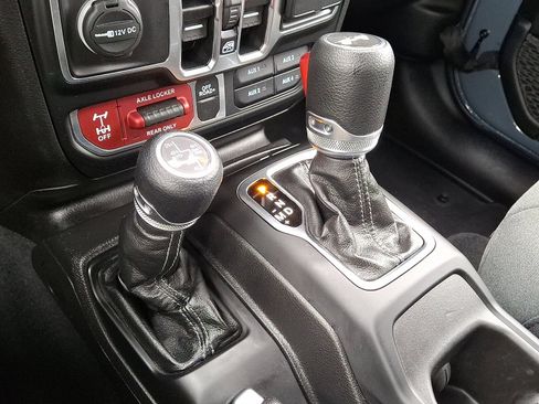 Certified 2025 Jeep Wrangler Willys image 15