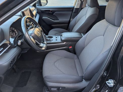 Used 2024 Toyota Highlander LE image 2