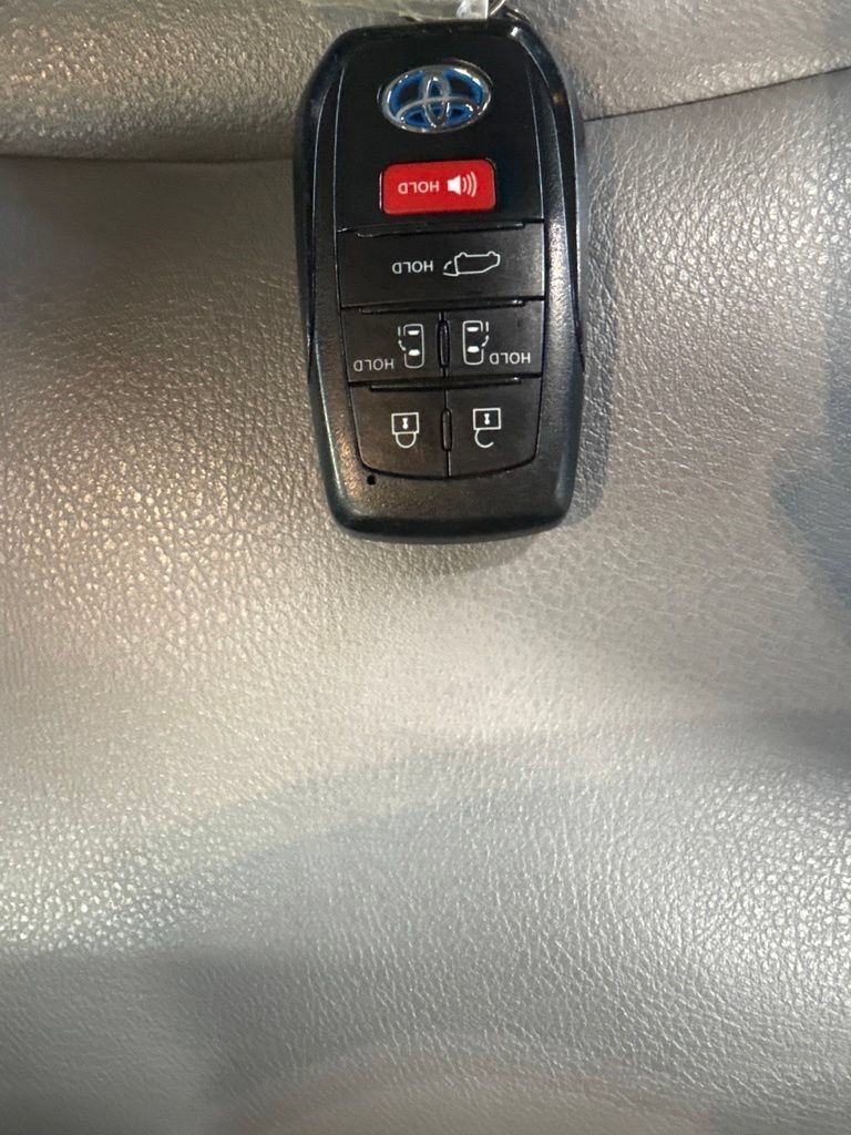 Used 2021 Toyota Sienna XLE AWD/4WD image 28