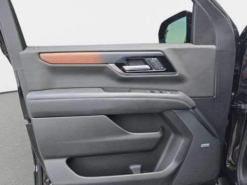 Used 2026 GMC Yukon Denali AWD/4WD image 32