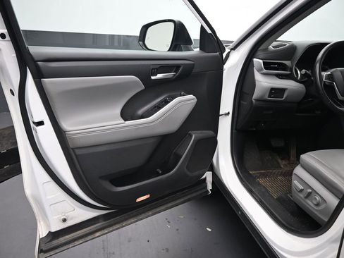 Used 2022 Toyota Highlander XLE image 15