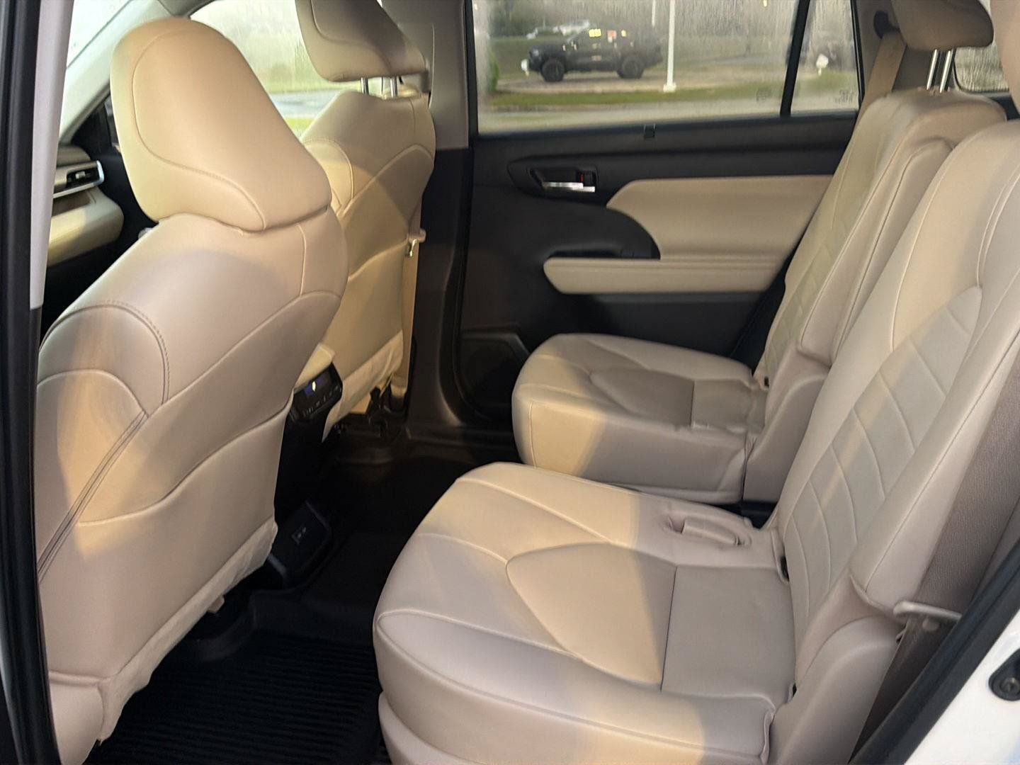 Used 2023 Toyota Highlander XLE FWD image 11