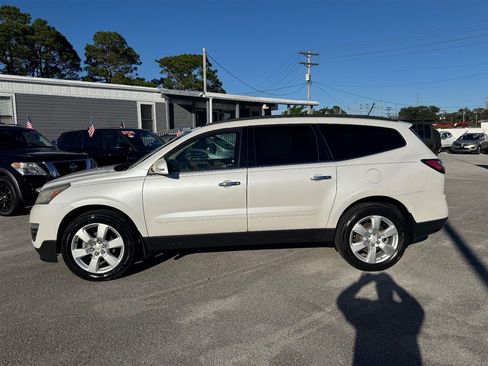 Used 2017 Chevrolet Traverse LT w/ Style and Technology Package image 2