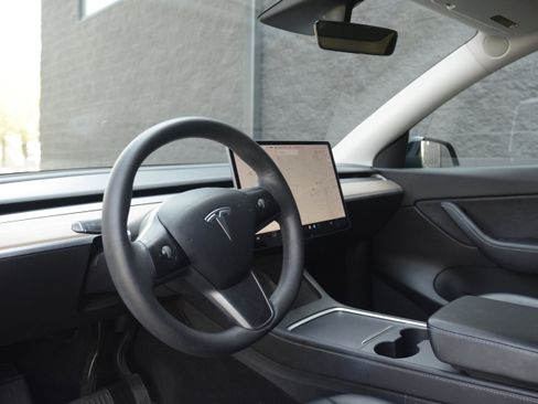 Used 2021 Tesla Model Y Long Range image 4