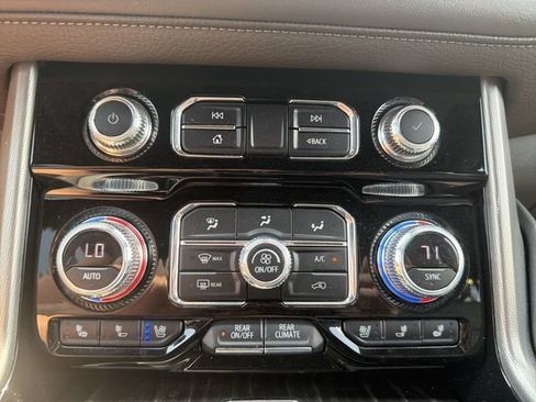 Used 2023 GMC Yukon Denali RWD image 34