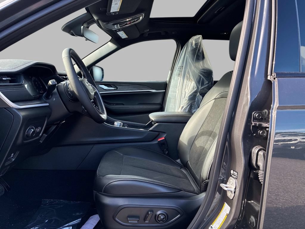New 2026 Jeep Grand Cherokee Altitude AWD/4WD image 10