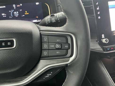 Used 2023 Jeep Wagoneer Series III w/ Premium Group I image 14