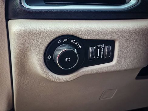 Used 2018 Chrysler Pacifica Touring Plus image 14