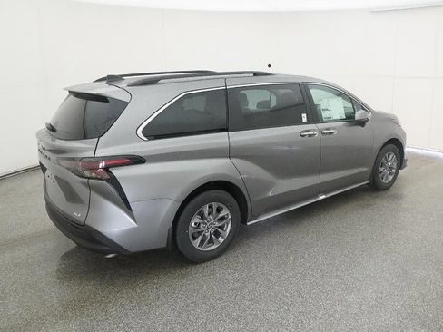 New 2026 Toyota Sienna XLE image 9