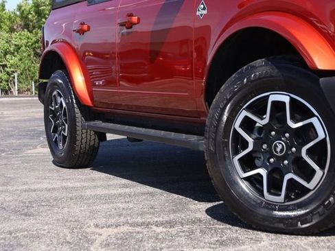 Used 2024 Ford Bronco Outer Banks AWD/4WD image 3