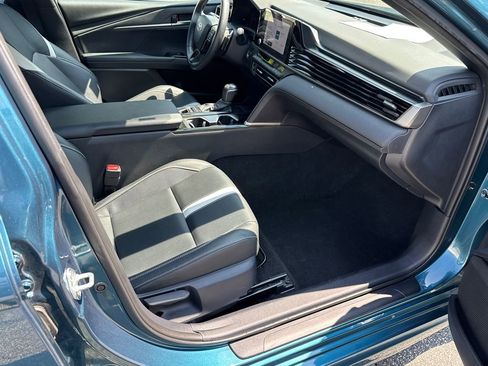 Used 2025 Toyota Camry SE image 13