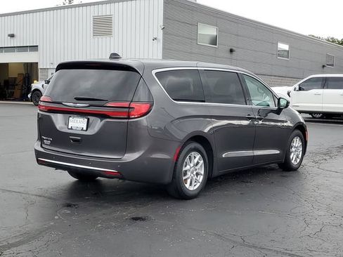 Used 2023 Chrysler Pacifica Touring-L FWD image 3