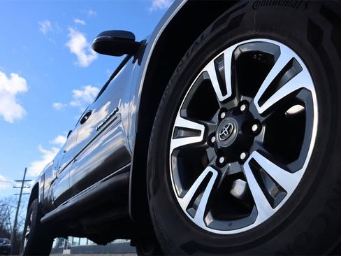 Used 2017 Toyota Tacoma TRD Sport image 12