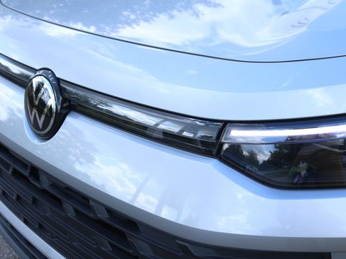 New 2025 Volkswagen Tiguan SE image 11