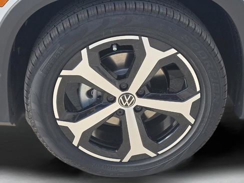 New 2026 Volkswagen Tiguan SE image 9