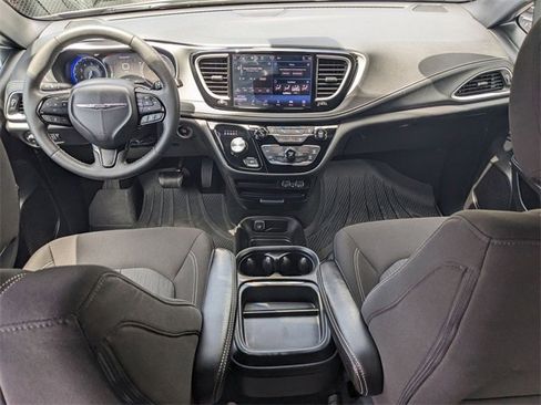 Used 2023 Chrysler Pacifica Touring image 12