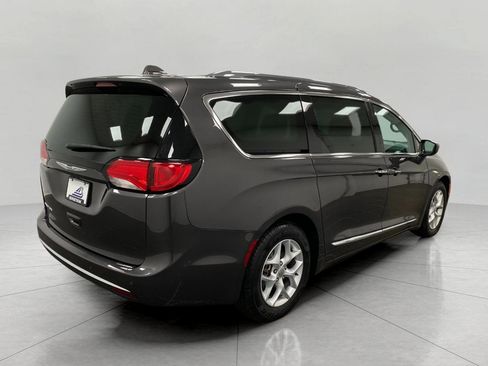 Used 2017 Chrysler Pacifica Touring-L Plus w/ Tire & Wheel Group image 4