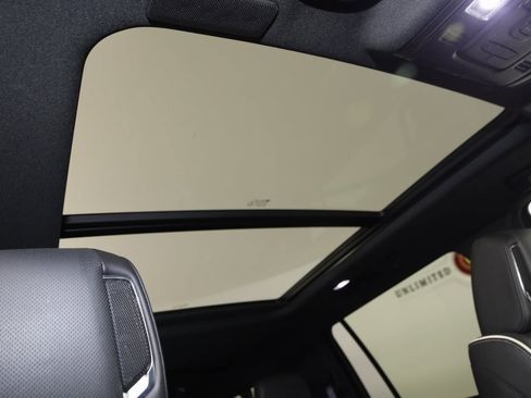 Used 2022 Cadillac Escalade ESV Premium Luxury image 11