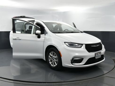 Used 2023 Chrysler Pacifica Touring-L FWD image 35