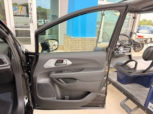 Used 2026 Chrysler Pacifica Limited FWD image 27