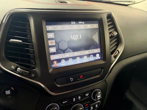 Used 2019 Jeep Cherokee Trailhawk w/ Comfort/Convenience Group AWD/4WD image 30