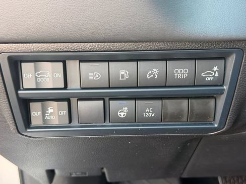 Used 2025 Toyota Sequoia Platinum AWD/4WD image 21