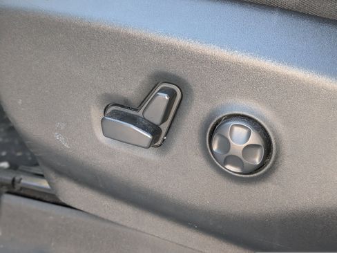 Used 2023 Chrysler Voyager LX image 33