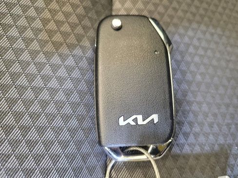 Used 2025 Kia Soul LX image 32