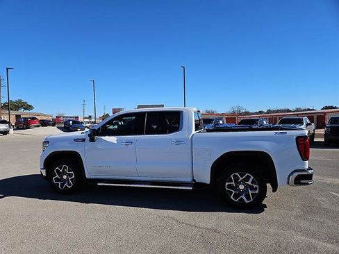 Used 2024 GMC Sierra 1500 SLT image 2