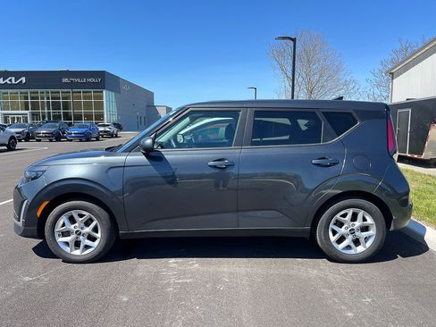 Used 2025 Kia Soul LX w/ LX Technology Package FWD image 2