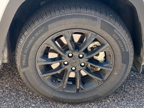 Used 2023 Jeep Cherokee Altitude Lux image 14