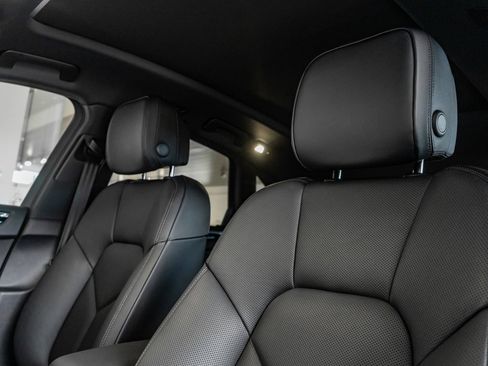 Used 2025 Porsche Macan image 16