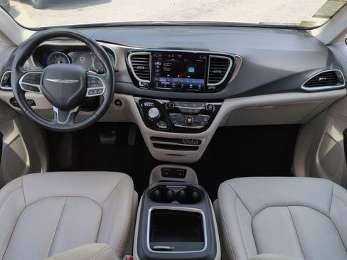 Used 2021 Chrysler Pacifica Touring-L FWD image 15