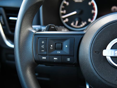 Used 2024 Nissan Rogue SV image 30