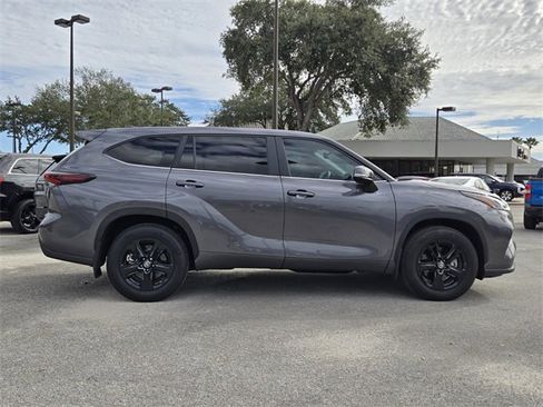 Used 2024 Toyota Highlander LE image 3