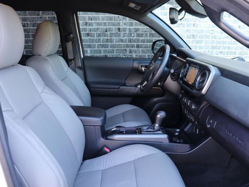 Used 2018 Toyota Tacoma TRD Sport image 27